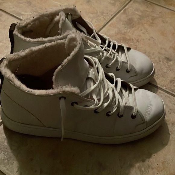 White UGG shoes - Picture 1 of 4